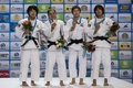 第33回世界柔道選手権、女子48キロ級。表彰式に臨む（左から）銀メダリストの浅見八瑠奈、優勝したパウラ・パレト、銅メダリストのチョン・ボギョンと近藤亜美（2015年8月24日撮影）。(c)AFP/JACK GUEZ
