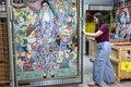 イスラエル・テルアビブ美術館地下の収蔵庫に移動されたクリムト作品（2024年8月13日撮影）。(c)Oren ZIV / AFP