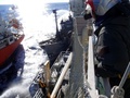 南極海（Southern Ocean）で、日本の調査捕鯨船「日新丸（Nisshin Maru）」から撮影した、日新丸と補給タンカー「サン・ローレル（San Laurel）号」（左端）の間に割り込む反捕鯨団体シー・シェパード（Sea Shepherd Conservation Society）の抗議船「ボブ・バーカー（Bob Barker）号」（中央、2013年2月25日撮影、同26日提供）。(c)AFP/INSTITUTE OF CETACEAN RESEARCH