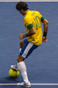 男子テニスのロジャー・フェデラー（Roger Federer、スイス）とトミー・ハース（Tommy Haas、ドイツ）が9日、ブラジル・サンパウロ（Sao Paulo）州のイビラプエラ体育館（Ibirapuera Gymnasium）でエキシビションマッチを行った。

両選手はサッカーブラジル代表のユニフォームを着用してプレーを披露した。

大きなテニスボールを足でコントロールするロジャー・フェデラー（2012年12月9日撮影）。(c)AFP/Yasuyoshi CHIBA