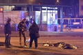 イタリア・ミラノで、警察により射殺されたアニス・アムリ容疑者の遺体の周辺に立つ警察官ら（2016年12月23日撮影）。(c)AFP/DANIELE BENNATI