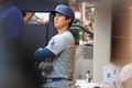 24MLB、ミルウォーキー・ブルワーズ対ロサンゼルス・ドジャース。ダッグアウトで打順を待つロサンゼルス・ドジャースの大谷翔平（2024年8月12日撮影）。(c)Stacy Revere/Getty Images/AFP