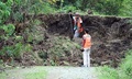 フィリピン中部ボホール（Bohol）島で起きた地震により地面が隆起してできた岩の壁を調べる政府の地質学者ら（2013年10月24日提供）。(c)AFP/PHIVOLCS