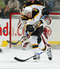 パックをクリアするブルーインズのチャック・コバソウ（%%Chuck Kobasew%%）。(c)AFP/Getty Images Dave Sandford