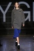 米ニューヨーク市内で発表された「DKNY」15/16年秋冬コレクション（2015年2月15日撮影）。(c)AFP/Getty Images/Neilson Barnard