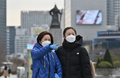 韓国ソウル市内を歩くマスク姿の女性ら（2020年3月12日撮影、資料写真）。(c)Jung Yeon-je / AFP