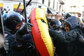 イタリアのミラノで、反移民・反EUを掲げる政党「同盟」に抗議する反ファシストと反レイシストのデモ行進に参加し、警官隊と衝突する人たち（2018年2月24日撮影）。(c)AFP PHOTO / Piero CRUCIATTI