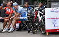レース後にドーピング検査の順番を待つ選手たち。(c)AFP/JENS-ULRICH KOCH