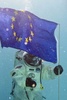 欧州宇宙機関（European Space Agency、ESA）は無重力状態と似たような感覚が得られるとして、宇宙服を着た状態での潜水訓練を行っている。

この訓練はESAと潜水専門会社、仏コメックス（Comex）、さらにアポロ11号（Apollo XI）の打ち上げに使われたエンジンを深海から回収したプロジェクト・チームなどの協力により実施されている。

写真は仏南部マルセイユ（Marseille）にあるプールで宇宙服を着て訓練を行うエルベ・ステブナン（Herve Stevenin）さん（2013年9月2日撮影）。(c)AFP/BORIS HORVAT