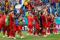 サッカー欧州選手権、グループB、フィンランド対ベルギー。ファンの声援に応えるベルギーの選手（2021年6月21日撮影）。(c)Anatoly Maltsev / POOL / AFP