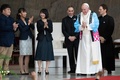 東京カテドラル聖マリア大聖堂で、信徒から贈られた法被を着るローマ・カトリック教会のフランシスコ教皇（2019年11月25日撮影）。(c)PIERRE EMMANUEL DELETRE / POOL / AFP