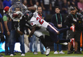 16NFL第11週、オークランド・レイダース対ヒューストン・テキサンズ。オークランド・レイダースのマイケル・クラブツリー（奥）をブロックするヒューストン・テキサンズのジョナサン・ジョセフ（2016年11月21日撮影）。(c)AFP/ALFREDO ESTRELLA