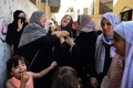 イスラエル軍の攻撃で死亡したパレスチナ人の葬儀で悲しむ家族。パレスチナ自治区ガザ地区南部ラファで（2023年10月8日撮影）。(c)SAID KHATIB / AFP