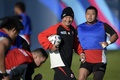 ラグビーW杯イングランド大会・プールBのスコットランド戦を23日に控え、トレーニングに臨む選手を見守る日本のエディー・ジョーンズHC（2015年9月20日撮影）。(c)AFP/LIONEL BONAVENTURE