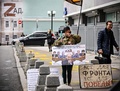 ロシアの首都モスクワで、ウラジーミル・プーチン大統領を支持するプラカードを掲げる活動家（2022年9月22日撮影）。(c)Alexander NEMENOV / AFP