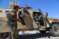 イスラム過激派組織「イスラム国（IS）」の支配下にあるシリア北部ラッカの奪還に向け、市東部のメシュレブ地区に展開したクルド人とアラブ人の合同部隊「シリア民主軍」の兵士ら（2017年6月7日撮影）。(c)AFP/DELIL SOULEIMAN