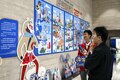 輸入博メディアセンターで、上海の都市イメージがテーマの絵巻「悟空の休日」の前で足を止めて見入る記者（2024年11月4日撮影）。(c)Xinhua News
