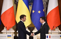 ウクライナの首都キーウで、握手を交わすウォロディミル・ゼレンスキー大統領（右）とフランスのエマニュエル・マクロン大統領（2022年2月8日撮影、資料写真）。(c)Sergei SUPINSKY / AFP
