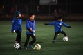 中国・北京のサッカースクールで練習する少年たち（2016年12月14日撮影）。(c)Greg Baker / AFP