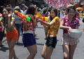 タイの首都バンコク（Bangkok）で12日、翌日から始まるタイ正月ソンクラーン（Songkran）を前に、通行人らが互いに水を掛け合って新年を祝う水掛け祭り「ソンクラーン・フェスティバル（Songkran Festival）」が開催された。

写真は、旅行者でにぎわうカオサン（Khao San）通りで、水を掛け合う地元の少女ら（2012年4月12日撮影）。(c)AFP/PORNCHAI KITTIWONGSAKUL