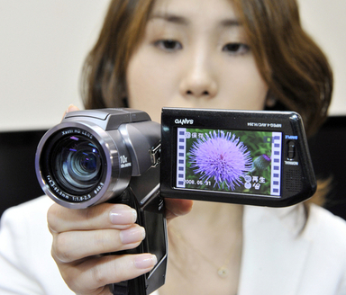 三洋電機、フルハイビジョンのデジタルムービー「Xacti DMX-HD1010」を