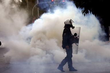 ギリシャ暴動 パトラスでデモ隊が警察署を包囲 写真10枚 ファッション ニュースならmode Press Powered By Afpbb News