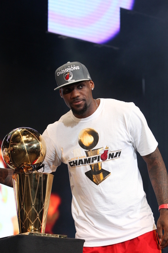 NBAファイナル制したマイアミ・ヒートが優勝パレード