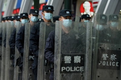 コロナ規則違反者を「見せしめに」行進 中国