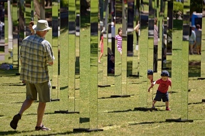 公園に「鏡の柱」81本、豪シドニー