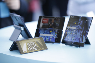 ニューヨークで折りたたみ2画面スマホ「Axon M」発表　中国ZTE