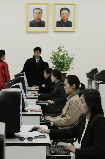 金主席と総書記の肖像画を守って死亡した少女、北朝鮮が勲章を授与