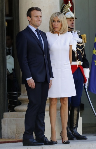 大統領夫人に公の地位を付与せず、フランス