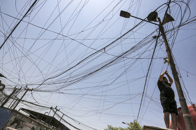 酷暑のなか停電長期化、自家発電で近隣世帯に電力 イラク首都