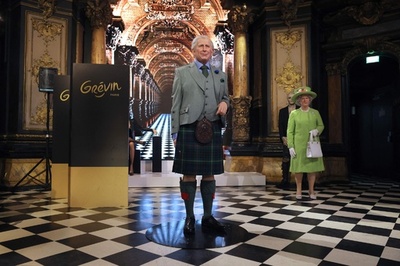 英国王、ろう人形は予定通り公開 仏パリ