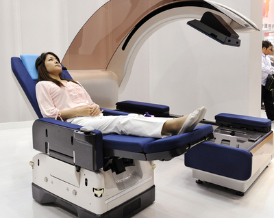 ベッドから車いすに変身、パナソニック 福祉機器展で公開