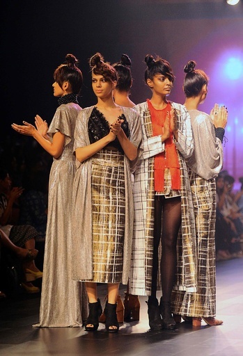 ＜17年秋冬ラクメ・ファッション・ウィーク＞「431-88 バイ シュウェタ・カプール」新作