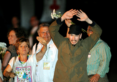 コロンビア左翼ゲリラ、人質4人解放