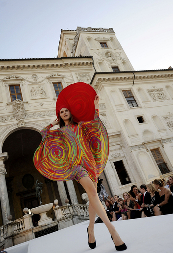 ピエール・カルダン、ローマでファッションショー