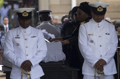 マンデラ氏の遺体、首都の政府庁舎で公開安置