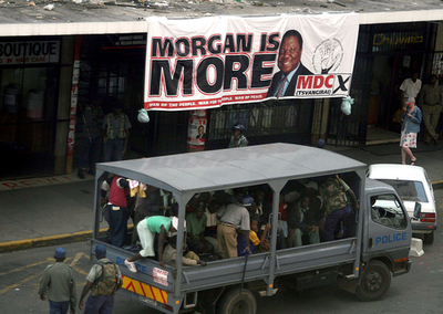 ジンバブエ警察当局、野党本部と監視団事務所を捜査