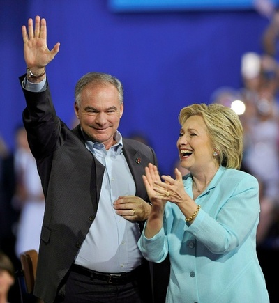 米民主党 副大統領候補ケーン氏、初演説で聴衆魅了 スペイン語も