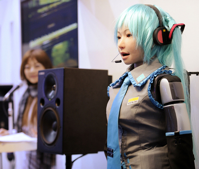 女性型ロボットが歌声披露、音声合成技術を搭載 シーテック