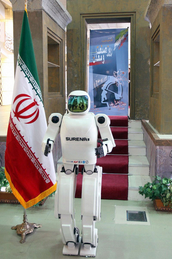 イランが人型ロボットを開発、大統領自ら発表
