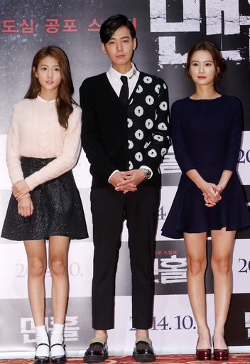 連続殺人犯と戦う姉妹を描いた映画『マンホール』、制作発表会