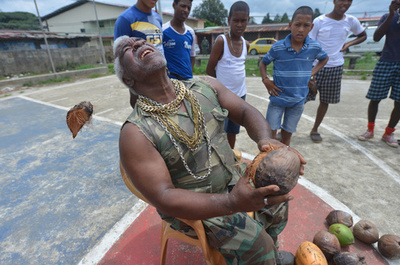 歯でココナツの皮をむく男、ギネス認定員はまだ？パナマ