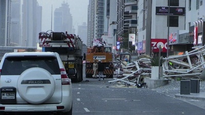 UAEで大荒れ天気、強風でクレーン事故 珍しい雪も