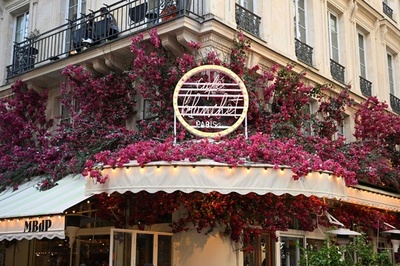 パリの店先飾るアーティフィシャルフラワー 集客効果は…