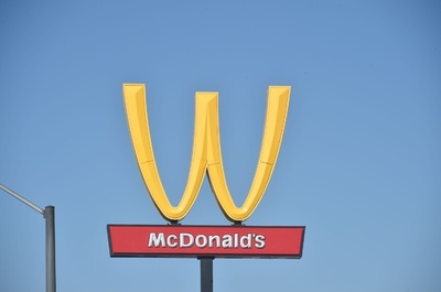 マクドナルド看板がくるり！ 女性デーで「W」に 米カリフォルニア