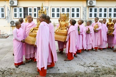 【今日の1枚】地震後、仏像を守る尼僧たち ミャンマー