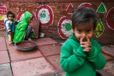 仕事まだ終わらないかな? 働く母の横でポーズ インド